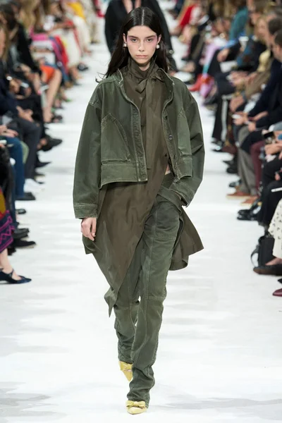 Look 16
